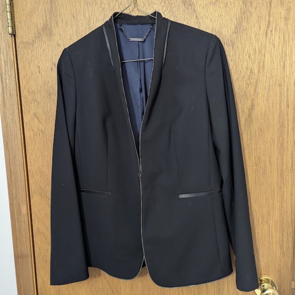 Elie Tahari Ladies Wool Black hook front modern blazer Size 6